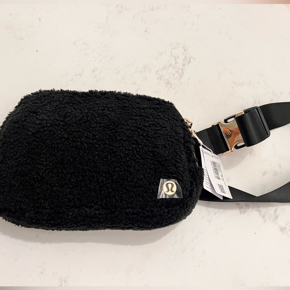 SOLD— Lululemon Athletica Everwhere Belt Bag Large Fleece - Picture 2 of 7